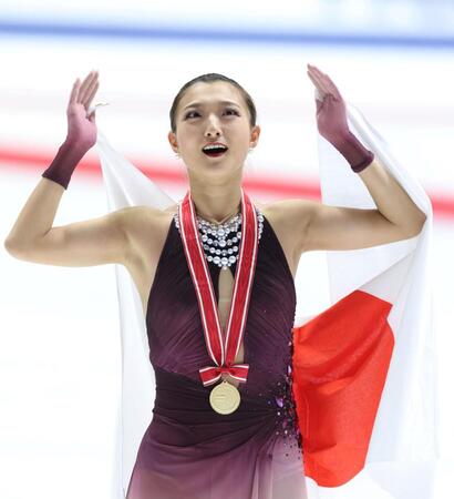 　スタンドを見て、おどけた表情の坂本花織（撮影・中田匡峻）