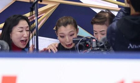 　得点発表で驚きを隠せない坂本花織（中央）＝撮影・中田匡峻