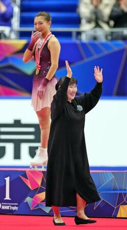 　表彰式で坂本花織（左）にメダルをかけ、観客に手を振る伊藤みどりさん