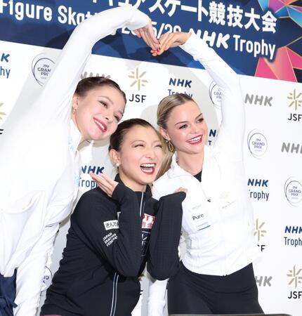 　笑顔を見せる（左から）女子シングルで２位のソフィア・サモデルキナ、１位の坂本花織、３位のルナ・ヘンドリックス（撮影・中田匡峻）