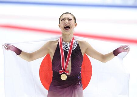 　女子シングルで優勝し、笑顔を見せる坂本花織（撮影・中田匡峻）