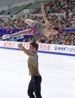 　ペアフリーで演技をする森口澄士（下）と長岡柚奈（撮影・中田匡峻）