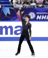 　男子フリーで演技を終え、拳を突き上げる佐藤駿（撮影・中田匡峻）