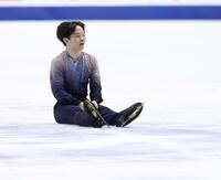 　男子フリーで演技を終え、リンクに座り込む鍵山優真（撮影・中田匡峻）