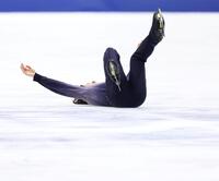 　男子フリーで演技を終え、リンクに倒れ込む鍵山優真（撮影・中田匡峻）