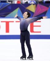 　男子フリーで演技をする鍵山優真（撮影・中田匡峻）