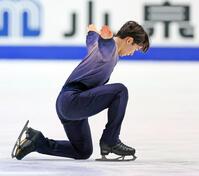 　演技を終え、ポーズをとる鍵山優真