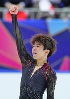 　演技を終え、拳を突き上げる佐藤駿