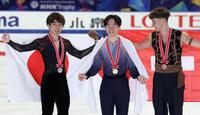 　男子シングルで（左から）２位の佐藤駿、１位の鍵山優真、３位のルーカス・ブリッチギー（撮影・中田匡峻）