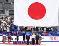 　男子シングルで優勝し、国歌を聞く鍵山優真（左から４人目）。同３人目は２位の佐藤駿（撮影・中田匡峻）