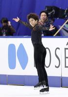 　男子フリーで演技をする佐藤駿（撮影・中田匡峻）