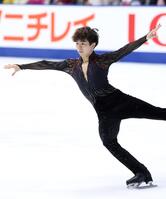 　男子フリーで演技をする佐藤駿（撮影・中田匡峻）