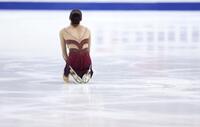　女子フリーの演技を終え、リンクに座り込む樋口新葉（撮影・中田匡峻）