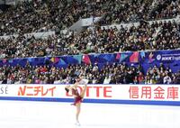 　多くのファンに見守られながら女子フリーで演技をする樋口新葉（撮影・中田匡峻）