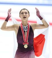 　スタンドを見て、おどけた表情の坂本花織（撮影・中田匡峻）