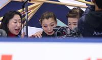 　得点発表で驚きを隠せない坂本花織（中央）＝撮影・中田匡峻