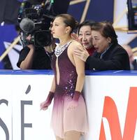 　中野園子コーチ（右）に送り出される坂本花織（撮影・中田匡峻）