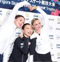 　笑顔を見せる（左から）女子シングルで２位のソフィア・サモデルキナ、１位の坂本花織、３位のルナ・ヘンドリックス（撮影・中田匡峻）