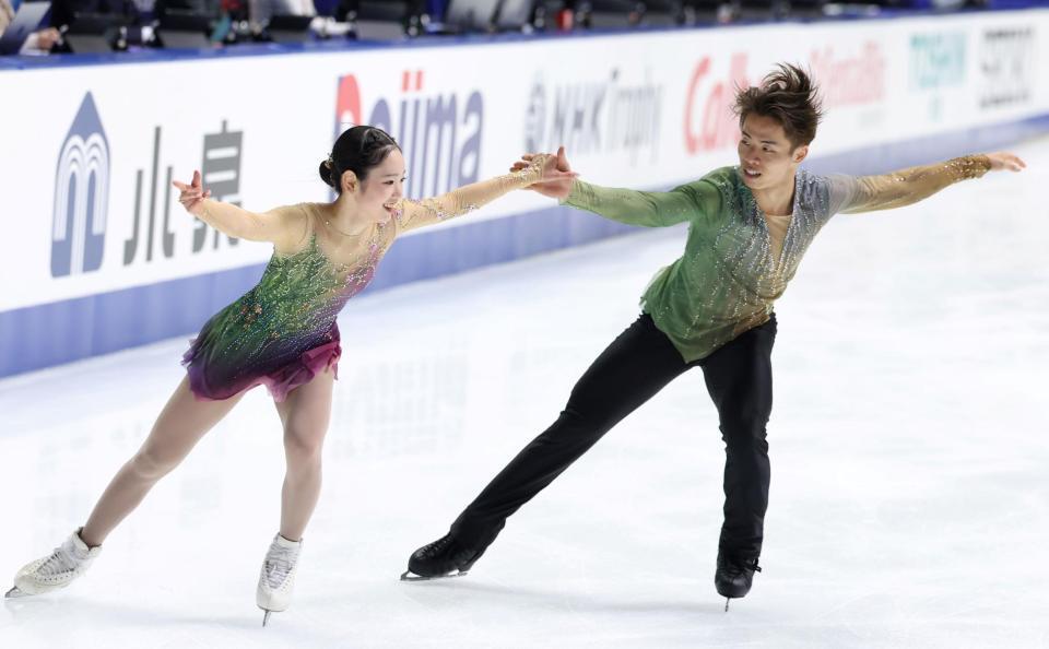 　ペアフリーで演技を披露する長岡柚奈（左）と森口澄士（撮影・中田匡峻）