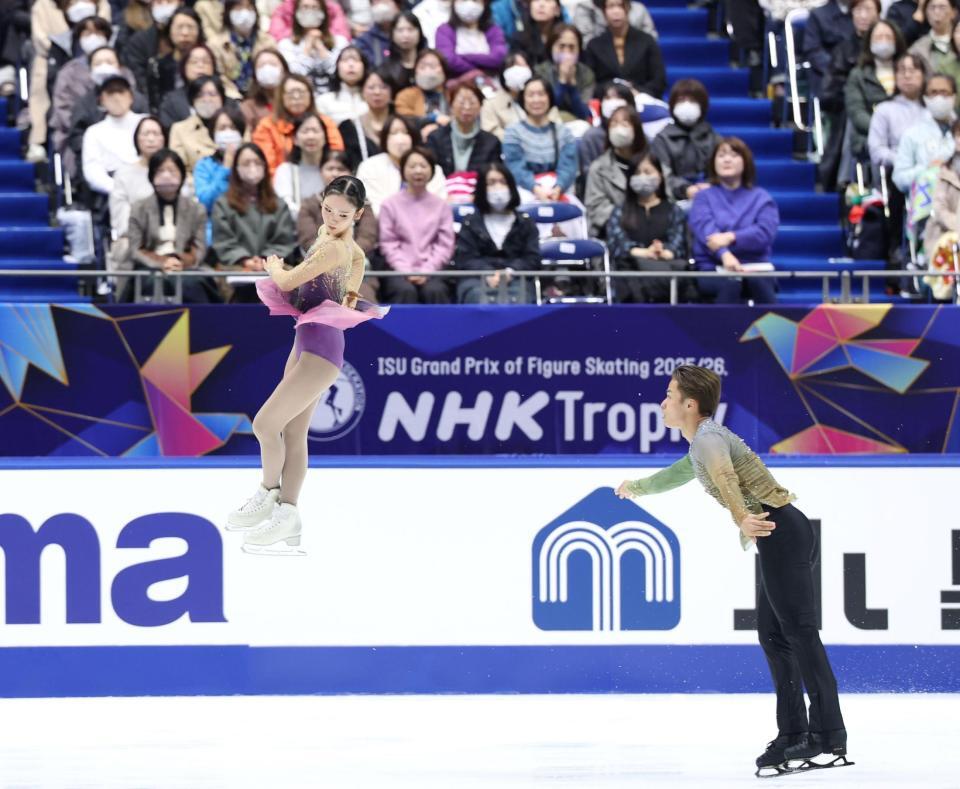 　ペアフリーで演技を披露する長岡柚奈（左）と森口澄士（撮影・中田匡峻）