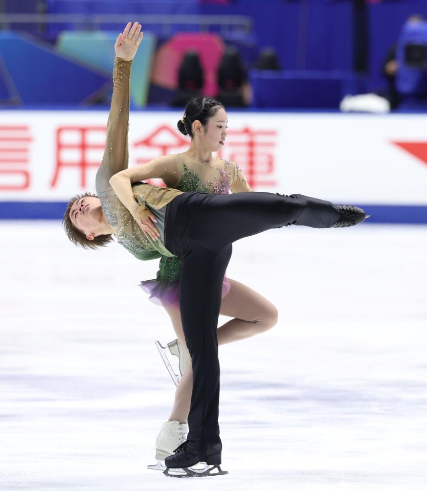 　ペアフリーで演技を披露する森口澄士（左）と長岡柚奈（撮影・中田匡峻）