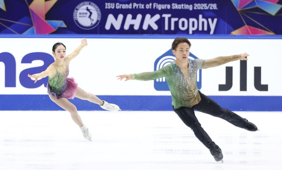 ペアフリーで演技を披露する長岡柚奈（左）と森口澄士＝東和薬品ＲＡＣＴＡＢドーム（撮影・中田匡峻）