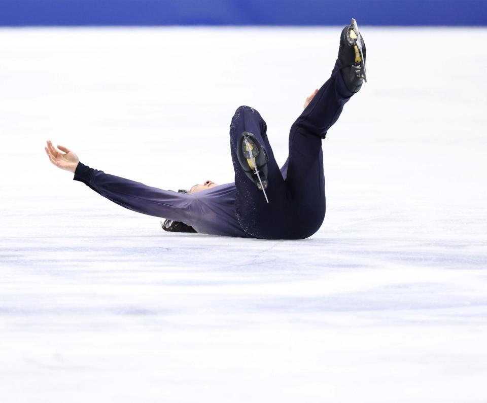 　男子フリーで演技を終え、リンクに倒れ込む鍵山優真（撮影・中田匡峻）