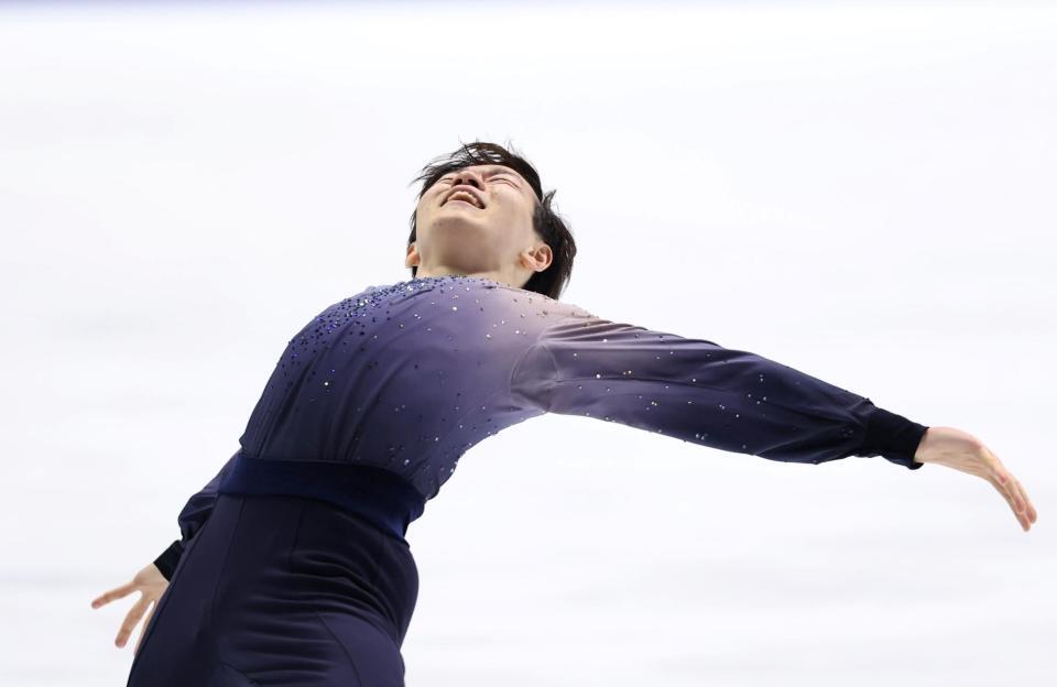 　男子フリーで演技をする鍵山優真（撮影・中田匡峻）