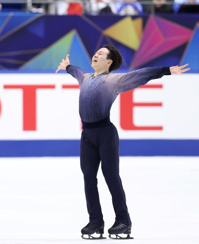 　男子フリーで演技をする鍵山優真（撮影・中田匡峻）