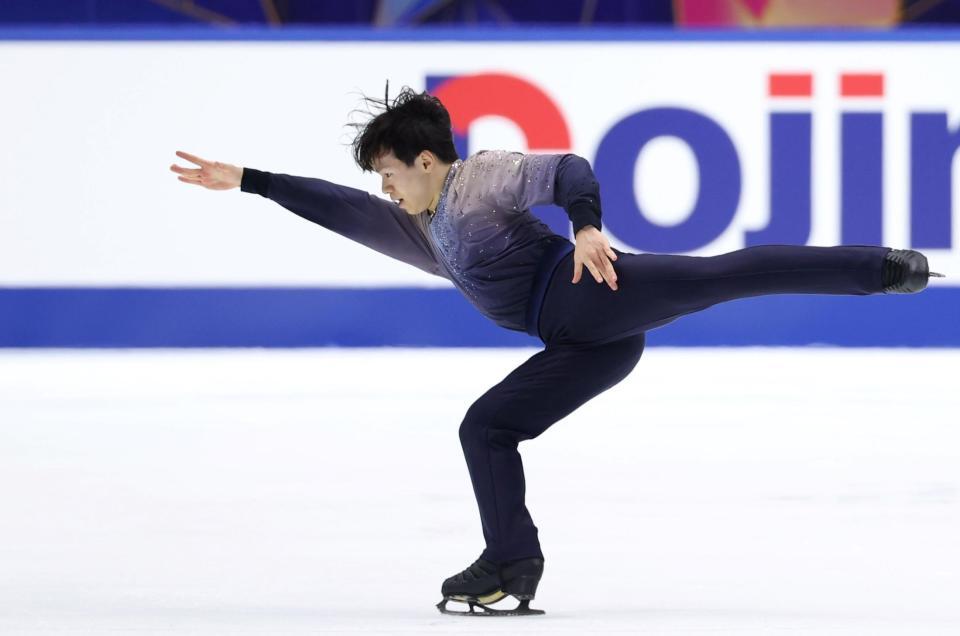 　男子フリーで演技を披露する鍵山優真（撮影・中田匡峻）