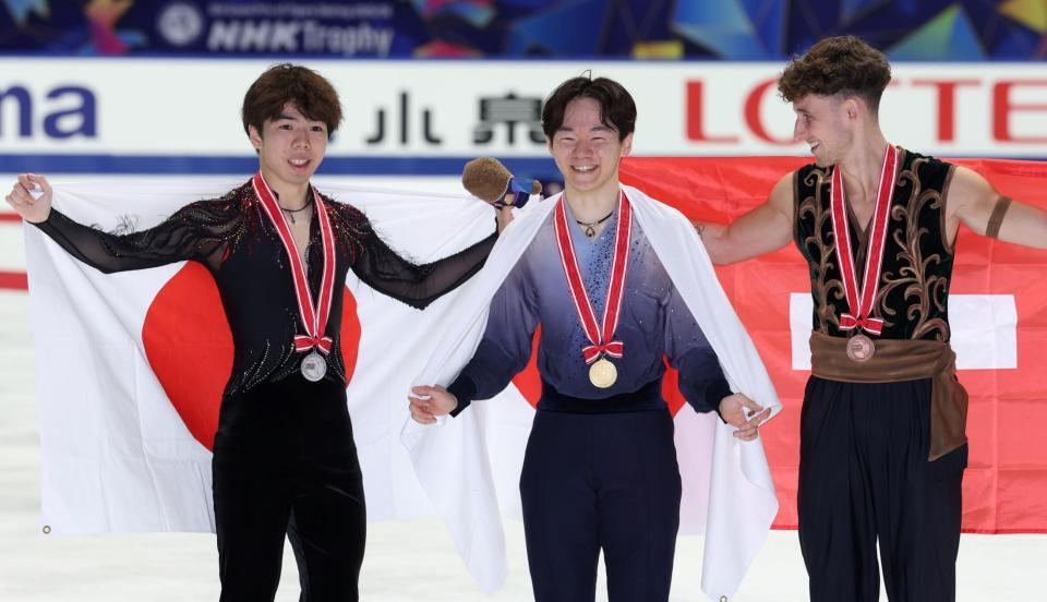 　男子シングルで（左から）２位の佐藤駿、１位の鍵山優真、３位のルーカス・ブリッチギー（撮影・中田匡峻）