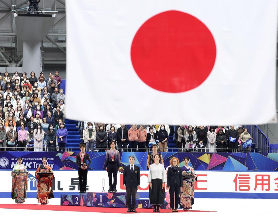 　男子シングルで優勝し、国歌を聞く鍵山優真（左から４人目）。同３人目は２位の佐藤駿（撮影・中田匡峻）