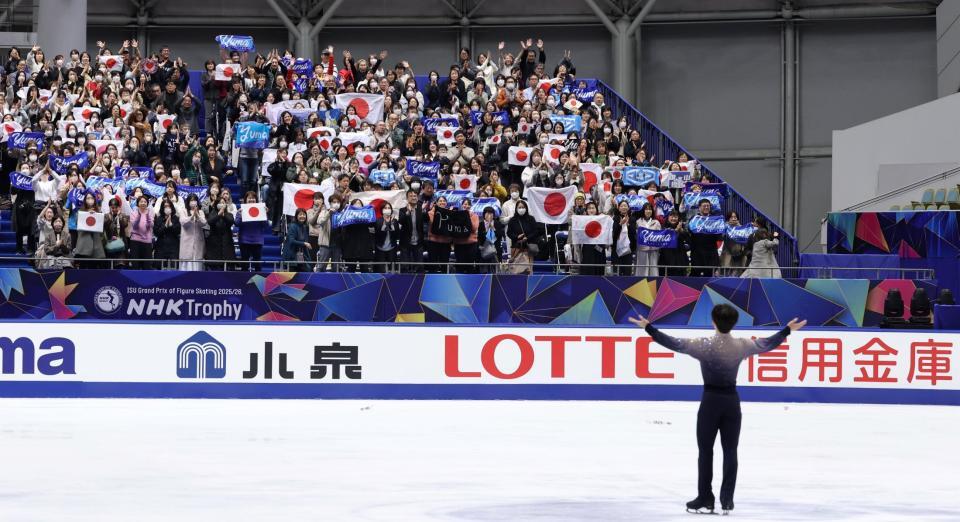 　男子フリーの演技を終えた鍵山優真に大歓声を送るファン（撮影・中田匡峻）