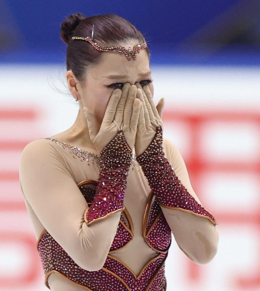 　女子フリーの演技を終え、目頭を押さえる樋口新葉（撮影・中田匡峻）