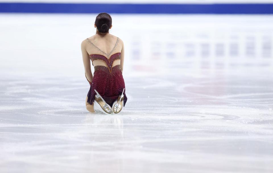 　女子フリーの演技を終え、リンクに座り込む樋口新葉（撮影・中田匡峻）