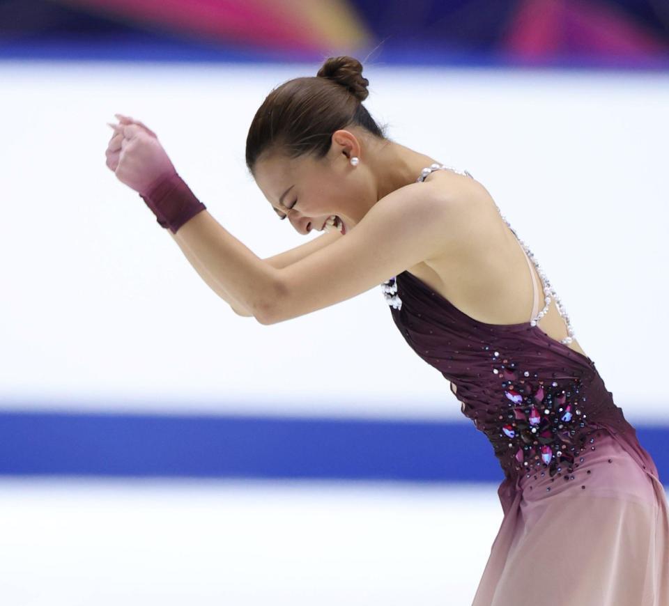 　女子フリーの演技を終え、渾身（こんしん）のガッツポーズを見せる坂本花織（撮影・中田匡峻）