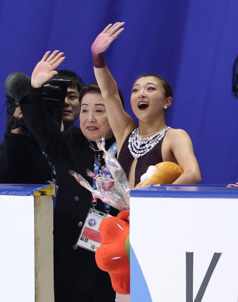 　女子フリーを終え、スタンドに向かって手を振る坂本花織。左は中野園子コーチ（撮影・中田匡峻）