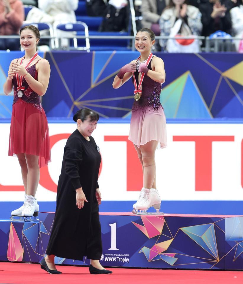 　伊藤みどりさん（手前）からメダルを受け取り、満面の笑みを見せる坂本花織（撮影・中田匡峻）