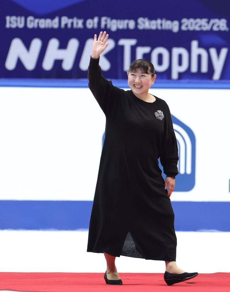 　メダル授与のため、登場する伊藤みどりさん（撮影・中田匡峻）