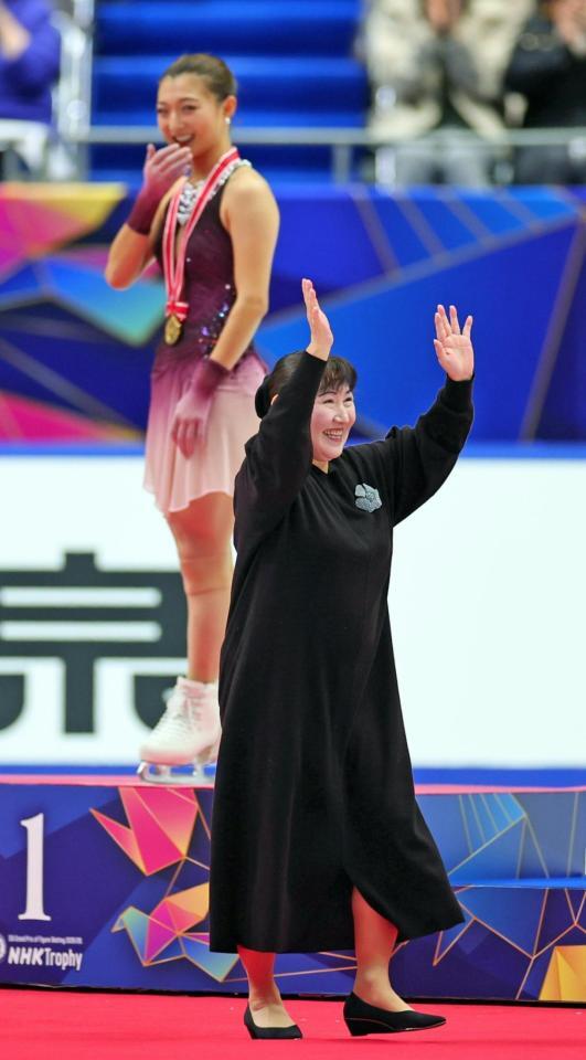 　表彰式で坂本花織（左）にメダルをかけ、観客に手を振る伊藤みどりさん