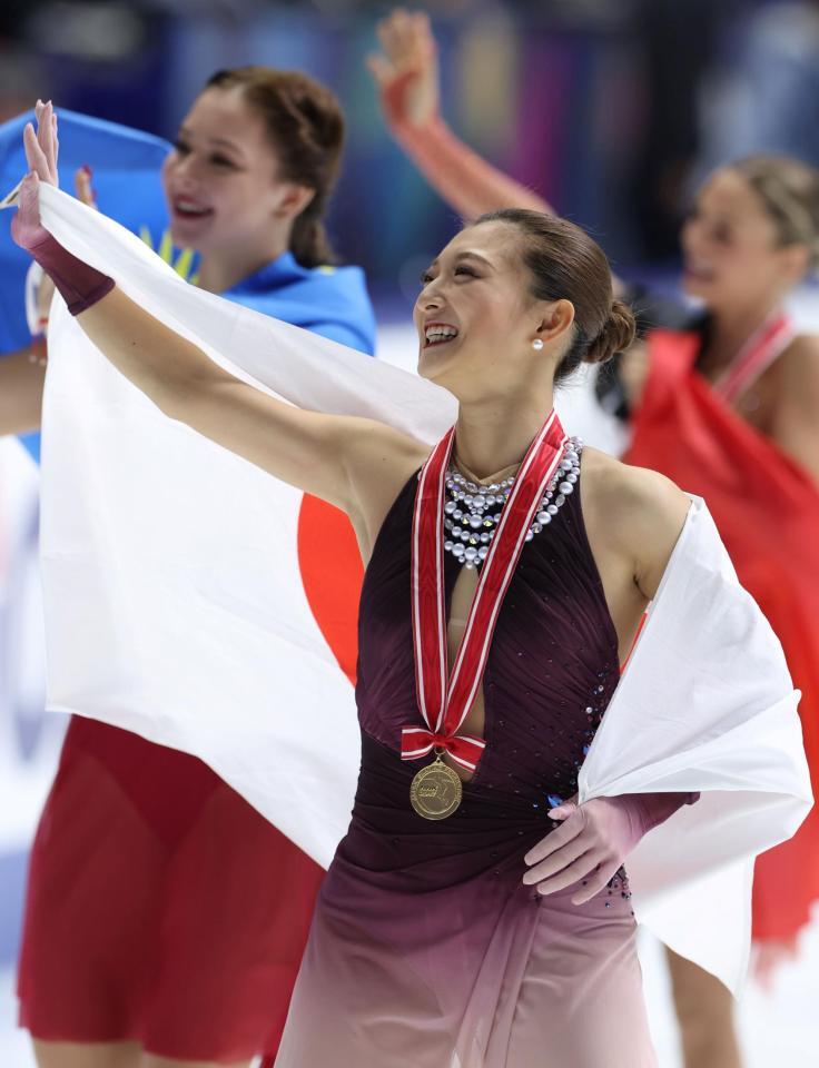 スタンドに手を振る坂本花織＝東和薬品ＲＡＣＴＡＢドーム（撮影・中田匡峻）