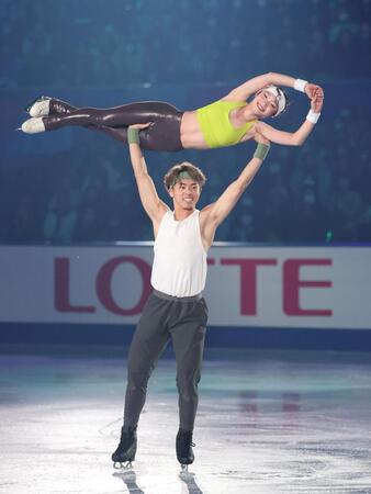 　エキシビションで演技をする森口澄士（下）と長岡柚奈（撮影・中田匡峻）