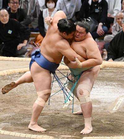 　琴桜（右）は寄り切りで若隆景を破る