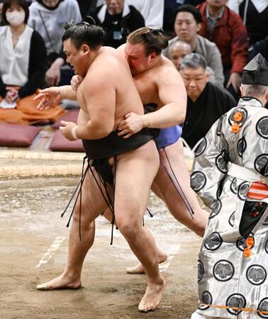 　安青錦（右）は送り出しで霧島を破る