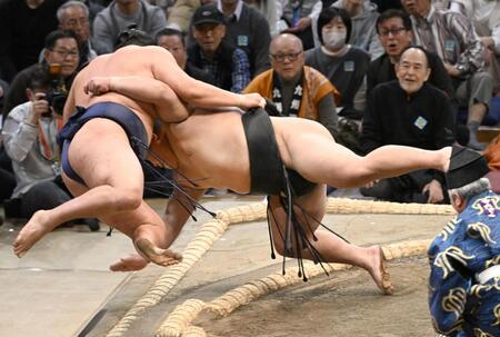 　伯桜鵬（右）は寄り倒しで豊昇龍を破る