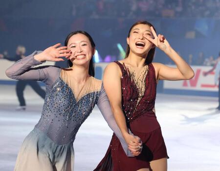 　笑顔でリンクを回る青木祐奈（左）と坂本花織（撮影・中田匡峻）