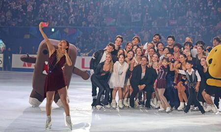 　エキシビションを終え、インカメで選手と写真を撮る坂本花織（左）＝撮影・中田匡峻
