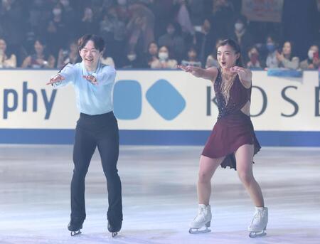 　ノリノリで踊る鍵山優真（左）と坂本花織（撮影・中田匡峻）