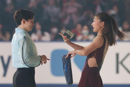 　鍵山優真（左）と談笑する坂本花織（撮影・中田匡峻）