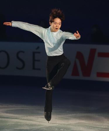 　エキシビションで演技をする鍵山優真（撮影・中田匡峻）